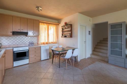 Beautiful Two Bedroom House In Analipsi_spacious Patio