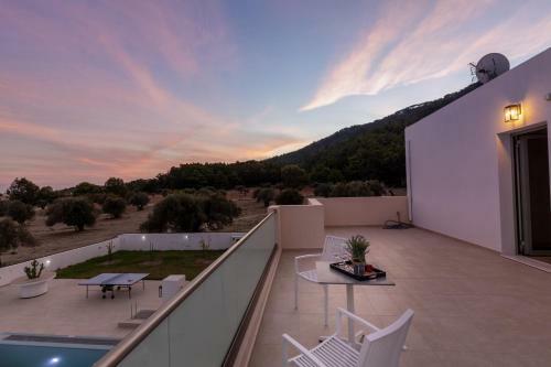 Paleos Hillside Villa