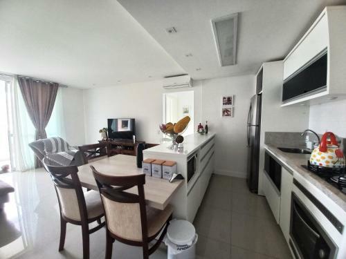Apartamento Apto 2 Dorms, Su�te, Ar, 470m Do Mar, Praia de Palmas, Sc. Cod449
