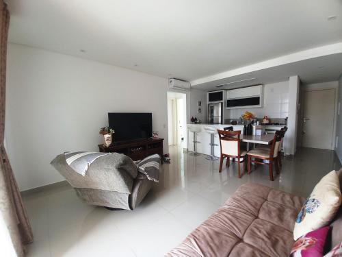 Apartamento Apto 2 Dorms, Su�te, Ar, 470m Do Mar, Praia de Palmas, Sc. Cod449