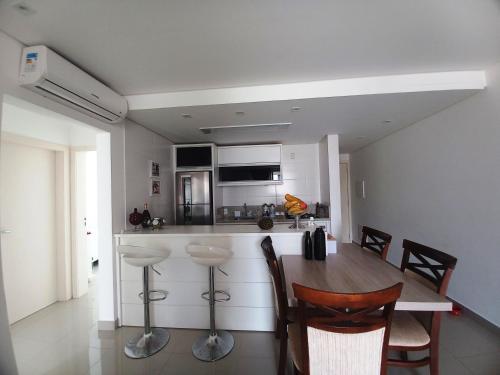 Apartamento Apto 2 Dorms, Su�te, Ar, 470m Do Mar, Praia de Palmas, Sc. Cod449