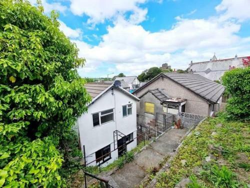 Detached House, Central Location, View Of Launceston Castle