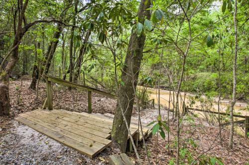 Apartamento Enchanting Creekside Cabin With Beach And Trails
