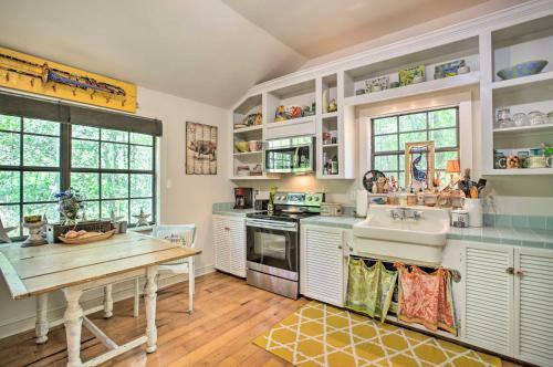 Apartamento Enchanting Creekside Cabin With Beach And Trails