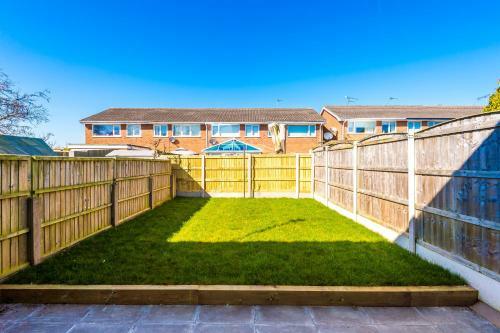 Cheerful 3 Bedroom Home With Parking In Chester
