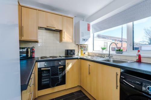 Cheerful 3 Bedroom Home With Parking In Chester