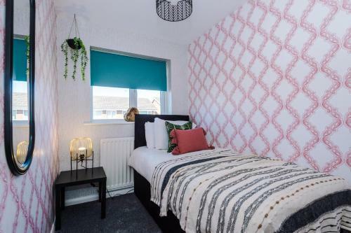 Cheerful 3 Bedroom Home With Parking In Chester