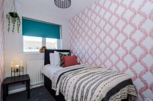 Cheerful 3 Bedroom Home With Parking In Chester