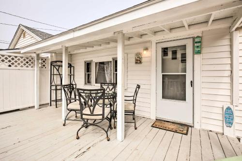 No-frills Hampton Cottage - Steps To Beach!