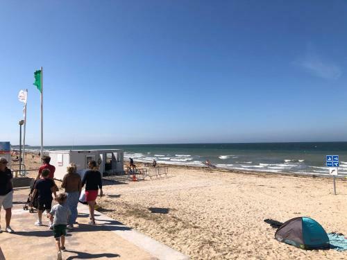 La Plage Au Bout Du Jardin / Sword Beach Cottage