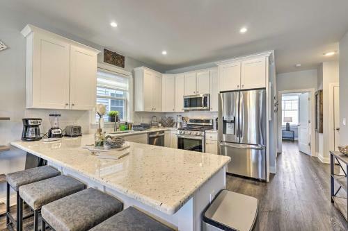 Chic Getaway With Hot Tub - Half-mi To Beach!