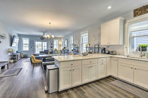 Chic Getaway With Hot Tub - Half-mi To Beach!