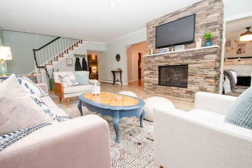 Gorgeous Historic Victorian With 8 Bedroom/4 Baths