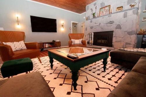 Gorgeous Historic Victorian With 8 Bedroom/4 Baths
