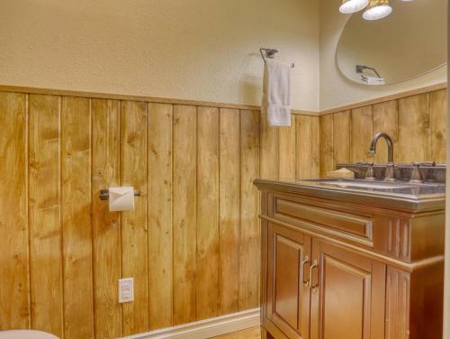 Twin Cedars Getaway