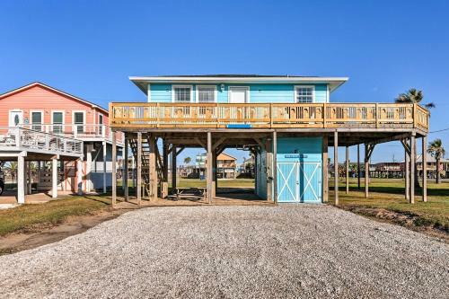 Surfside Escape With Deck About 1 Block To Beach!