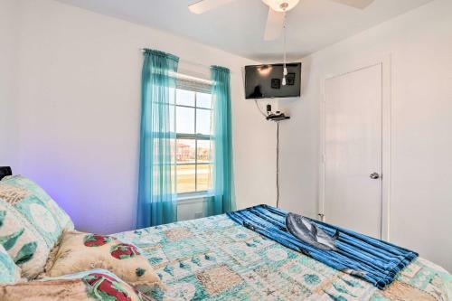 Surfside Escape With Deck About 1 Block To Beach!