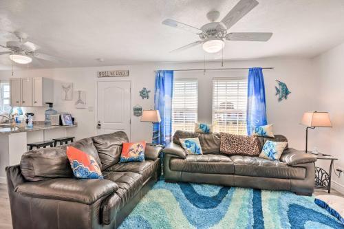 Surfside Escape With Deck About 1 Block To Beach!