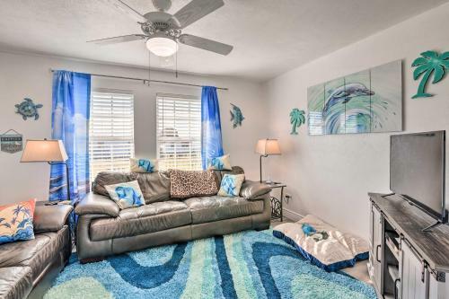 Surfside Escape With Deck About 1 Block To Beach!