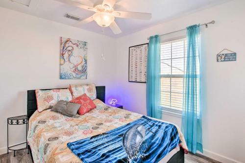 Surfside Escape With Deck About 1 Block To Beach!