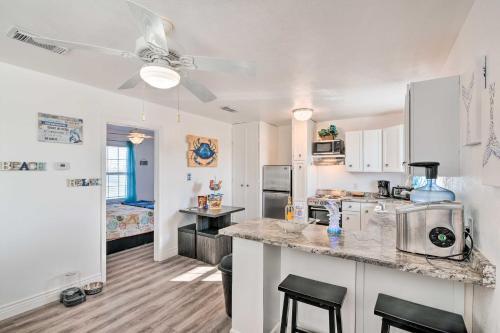 Surfside Escape With Deck About 1 Block To Beach!