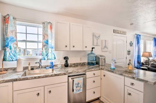 Surfside Escape With Deck About 1 Block To Beach!