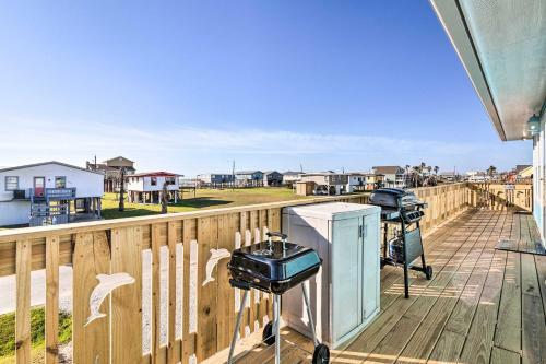 Surfside Escape With Deck About 1 Block To Beach!