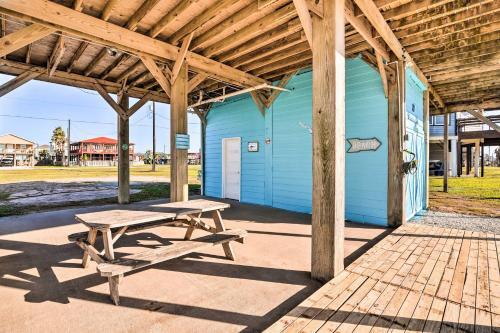 Surfside Escape With Deck About 1 Block To Beach!