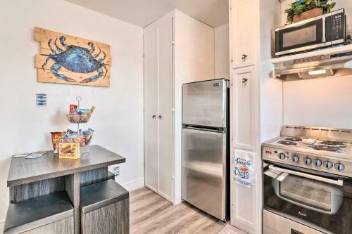 Surfside Escape With Deck About 1 Block To Beach!