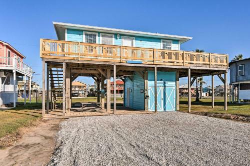 Surfside Escape With Deck About 1 Block To Beach!