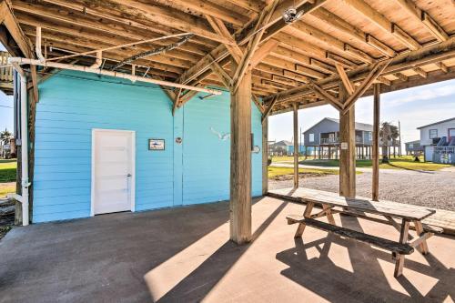 Surfside Escape With Deck About 1 Block To Beach!