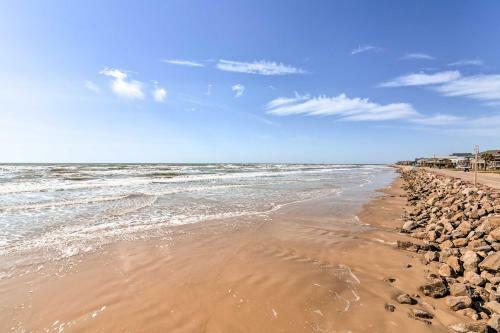 Surfside Escape With Deck About 1 Block To Beach!