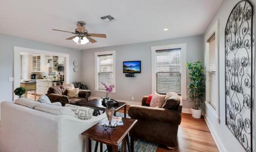 Charming Bungalow With Spa! Close To Main St!