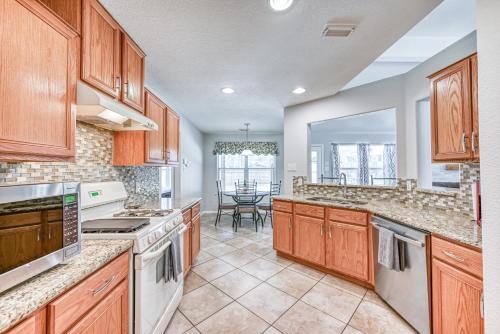 Beautiful And Well Appointed Home With Fireplace!!