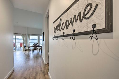 Modern Malakoff Escape With Panoramic Lake View
