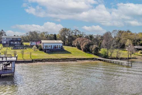 Modern Malakoff Escape With Panoramic Lake View