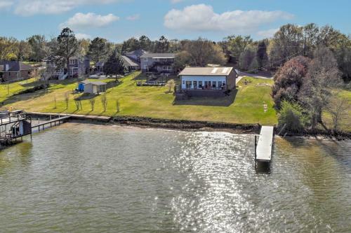 Modern Malakoff Escape With Panoramic Lake View
