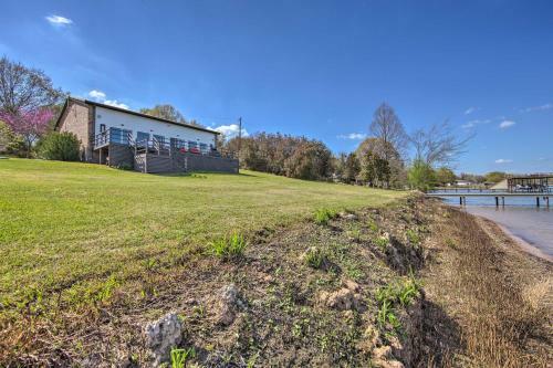 Modern Malakoff Escape With Panoramic Lake View