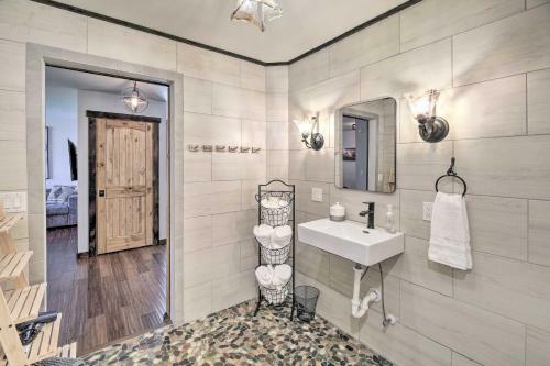 Cozy Damascus Cottage With Outdoor Amenities