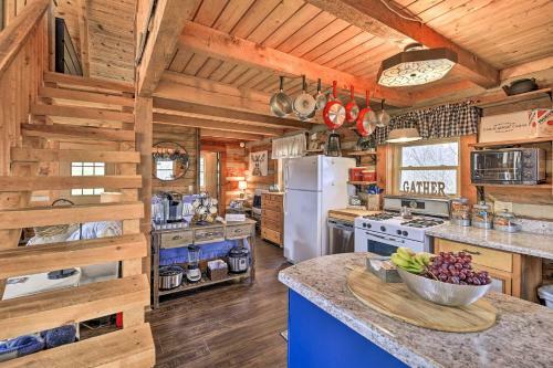 Apartamento Scenic, Authentic Cabin With Sweeping Mtn Views