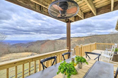Apartamento Scenic, Authentic Cabin With Sweeping Mtn Views