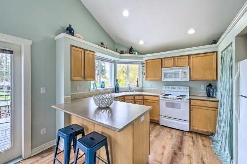 Charming Cottage With Deck Steps To Birch Bay!