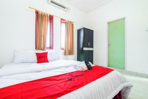 Hostal Reddoorz Near Universitas Pamulang