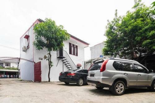 Hostal Reddoorz Near Universitas Pamulang
