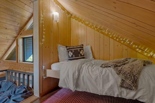 Cozy 3 Story Cabin With Loft, 2 Decks & Fire Pit