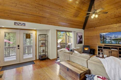 Cozy 3 Story Cabin With Loft, 2 Decks & Fire Pit