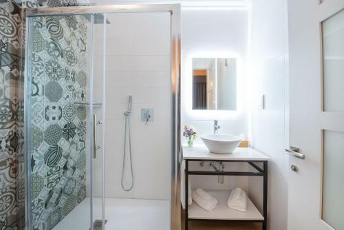 Hostal George's Boutique Living