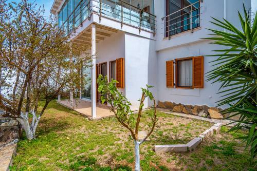 3 Br Villa With A Lovely Garden Gundog?an