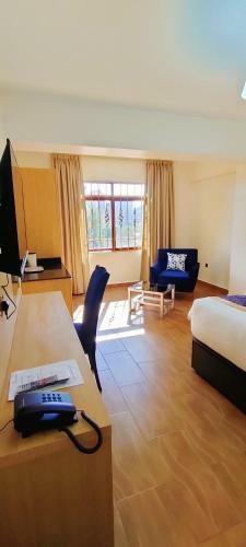Hays Suites Hotel