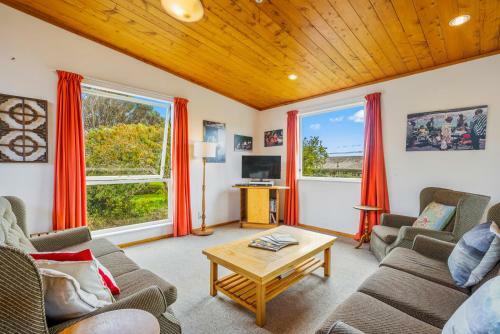 Te Horo Beach Retreat - Te Horo Beach Holiday Home
